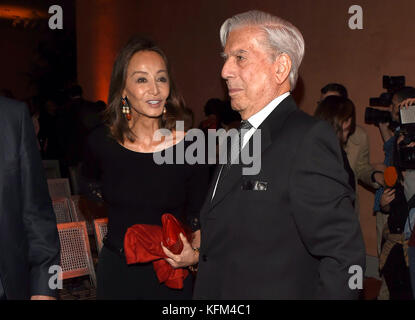 Isabel Preysler e Mario Vargas Llosa durante la celebrazione del 25° anniversario del Museo Nazionale Thyssen-Bornemisza di Madrid lunedì 30 ottobre 2017-. Crediti: Gtres Información más Comuniación on line, S.L./Alamy Live News Foto Stock