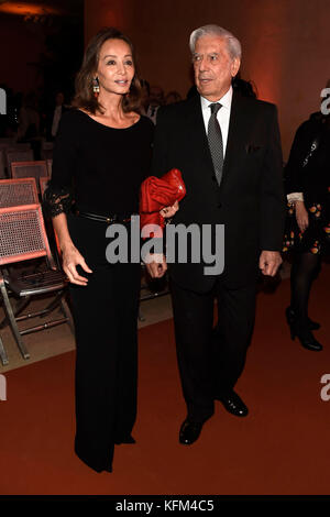 Isabel Preysler e Mario Vargas Llosa durante la celebrazione del 25° anniversario del Museo Nazionale Thyssen-Bornemisza di Madrid lunedì 30 ottobre 2017-. Crediti: Gtres Información más Comuniación on line, S.L./Alamy Live News Foto Stock