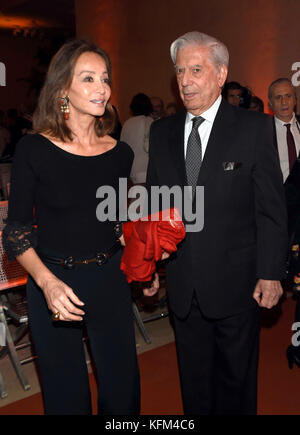 Isabel Preysler e Mario Vargas Llosa durante la celebrazione del 25° anniversario del Museo Nazionale Thyssen-Bornemisza di Madrid lunedì 30 ottobre 2017-. Crediti: Gtres Información más Comuniación on line, S.L./Alamy Live News Foto Stock