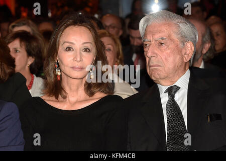 Isabel Preysler e Mario Vargas Llosa durante la celebrazione del 25° anniversario del Museo Nazionale Thyssen-Bornemisza di Madrid lunedì 30 ottobre 2017-. Crediti: Gtres Información más Comuniación on line, S.L./Alamy Live News Foto Stock