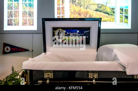 Boston, Massachusetts, Stati Uniti. 30 ottobre 2017. I prodotti per il servizio funebre sono esposti al piano dell'expo presso il Boston Convention Center durante la National Funeral Directors Association Convention della durata di quattro giorni. Crediti: Brian Cahn/ZUMA Wire/Alamy Live News Foto Stock