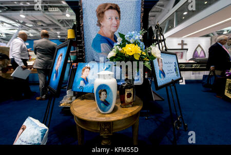 Boston, Massachusetts, Stati Uniti. 30 ottobre 2017. I prodotti per il servizio funebre sono esposti al piano dell'expo presso il Boston Convention Center durante la National Funeral Directors Association Convention della durata di quattro giorni. Crediti: Brian Cahn/ZUMA Wire/Alamy Live News Foto Stock