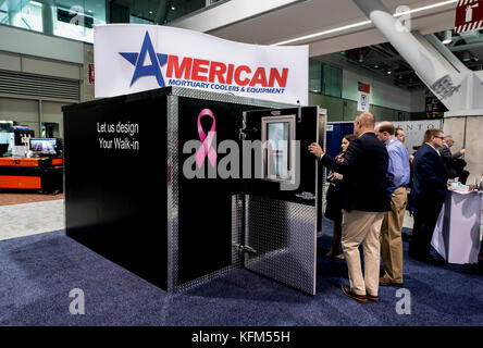 Boston, Massachusetts, Stati Uniti. 30 ottobre 2017. I prodotti per il servizio funebre sono esposti al piano dell'expo presso il Boston Convention Center durante la National Funeral Directors Association Convention della durata di quattro giorni. Crediti: Brian Cahn/ZUMA Wire/Alamy Live News Foto Stock