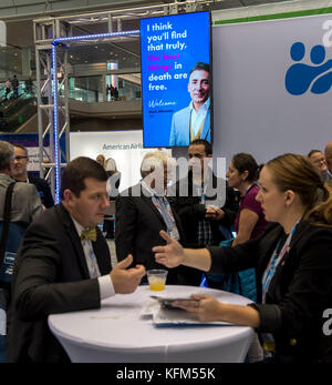 Boston, Massachusetts, Stati Uniti. 30 ottobre 2017. I prodotti per il servizio funebre sono esposti al piano dell'expo presso il Boston Convention Center durante la National Funeral Directors Association Convention della durata di quattro giorni. Crediti: Brian Cahn/ZUMA Wire/Alamy Live News Foto Stock