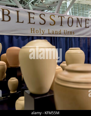 Boston, Massachusetts, Stati Uniti. 30 ottobre 2017. I prodotti per il servizio funebre sono esposti al piano dell'expo presso il Boston Convention Center durante la National Funeral Directors Association Convention della durata di quattro giorni. Crediti: Brian Cahn/ZUMA Wire/Alamy Live News Foto Stock