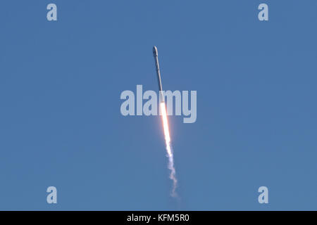 Lancio del razzo a NASA Kennedy Space Center, Florida. Lunedì, 30 ottobre 2017 a 334 p.m., SpaceX ha lanciato con successo la Koreasat-5un satellite da complessi di lancio 39A (LC-39A) alla NASA Kennedy Space Center, Florida Credit: Trevor Baker/Alamy Live News Foto Stock