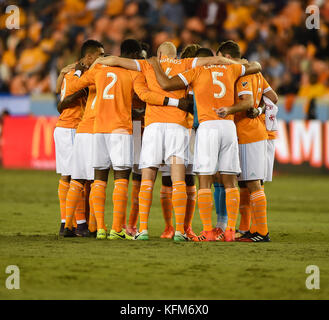 Houston, Texas, Stati Uniti d'America. 30 ott 2017. La dinamo antipasti ottenere insieme prima della Major League Soccer Cup match di spareggio tra i legnami da Portland e la Houston Dynamo BBVA Compass Stadium di Houston, TX. Chris Brown/CSM/Alamy Live News Foto Stock