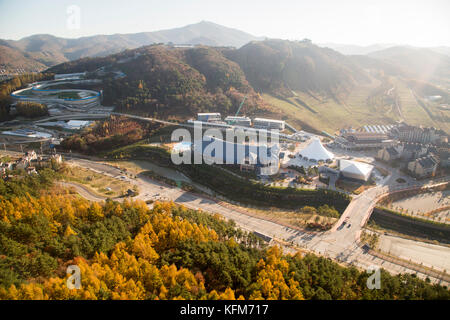 Seoul, Corea del Sud. 30 ottobre 2017. Olympic Sliding Centre and Media Village, 30 ottobre 2017: Olympic Sliding Centre (TOP L) e Media Village delle Olimpiadi invernali di PyeongChang del 2018 si trovano a PyeongChang, a est di Seoul, Corea del Sud. Le XXIII Olimpiadi invernali si terranno per 17 giorni dal 9 al 25 febbraio 2018. Le cerimonie di apertura e chiusura e la maggior parte degli sport sulla neve si svolgeranno nella contea di PyeongChang. La contea di Jeongseon ospiterà eventi di velocità alpina e sport su ghiaccio nella città costiera di Gangneung. Credito: Aflo Co Ltd./Alamy Live News Foto Stock