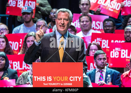 New York, Stati Uniti d'America. 30 ott 2017. Il sindaco di New York Bill de Blasio affronta una campagna di rally in New York City. Il senatore Bernie Sanders ha avallato De Blasio, chi è probabile ottenere rieletto per un secondo mandato il 7 novembre. Credito: Enrique Shore/Alamy Live News Foto Stock