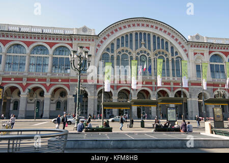 La stazione ferroviaria di Porta Nuova a Torino, Torino, Italia Foto Stock