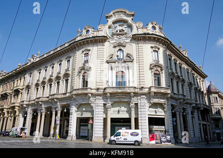 Ex uffici di Assicurazioni Generali Venzia sul lato nord della Piazza Solferino , Torino Italia, Foto Stock