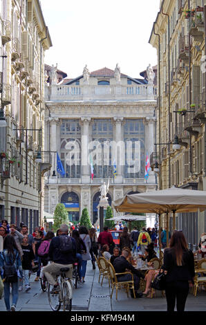 Visualizza in basso Via Garibaldi, chiuso dal Palazzo Madama, si vede attraverso Piazza Castello, a torino, Italia Foto Stock