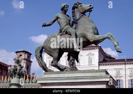 Equestre in bronzo dei Dioscuri, mitologici gemelli, Castor & Pollux, al di fuori del Palazzo Reale di Torino, Italia. Foto Stock