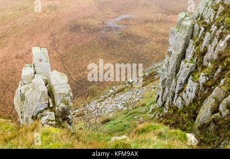 Vista dalla buccia balze rocciose scogliere in tutta pianura bog nei pressi del vallo di Adriano nel parco nazionale di Northumberland, Regno Unito. Foto Stock