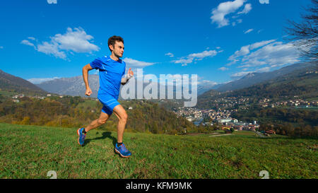 Un professionista di mountain atleta treni in un paese della valle. Foto Stock