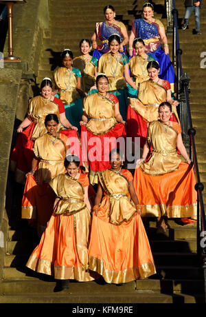 Un gruppo di danzatori indiani a piedi giù i passaggi in Princes Street Gardens per eseguire l'annuale Diwali Festival di Edimburgo. Foto Stock