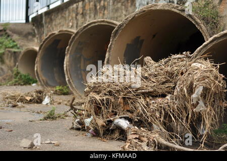 Tempesta scarichi acqua sotto un ponte, Townsville, Queensland, Australia Foto Stock