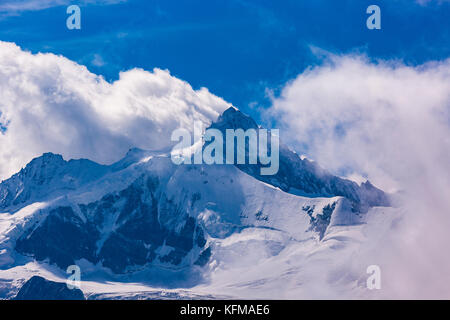 Zinal, Svizzera - Corno Bianco (4506m 14,783ft), una montagna nelle Alpi Pennine nel canton Vallese. Foto Stock