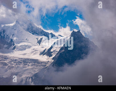 Zinal, Svizzera - Corno Bianco (4506m 14,783ft), una montagna nelle Alpi Pennine nel canton Vallese. Foto Stock