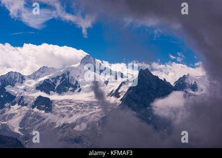 Zinal, Svizzera - Corno Bianco (4506m 14,783ft), una montagna nelle Alpi Pennine nel canton Vallese. Foto Stock