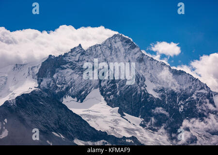 Zinal, Svizzera - Corno Bianco (4506m 14,783ft), una montagna nelle Alpi Pennine nel canton Vallese. Foto Stock