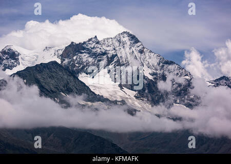 Zinal, Svizzera - Corno Bianco (4506m 14,783ft), una montagna nelle Alpi Pennine nel canton Vallese. Foto Stock