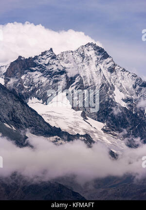 Zinal, Svizzera - Corno Bianco (4506m 14,783ft), una montagna nelle Alpi Pennine nel canton Vallese. Foto Stock