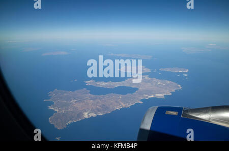 Isola greca di Milos nel gruppo delle Cicladi di isole viste da un jet passeggeri a 36.000 piedi sopra. Ottobre 2017 Foto Stock