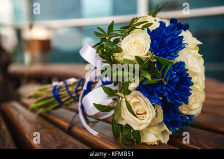 Bellissimi e moderni Bouquet nozze sul tavolo Foto Stock