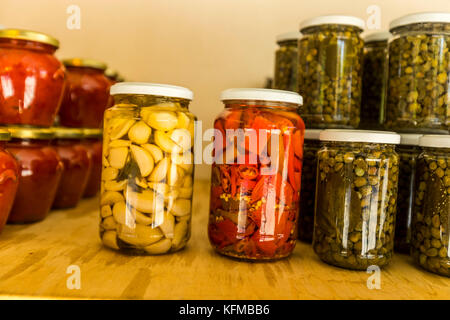 In casa, il peperoncino e sottaceti in vendita presso gli agricoltori di stallo sul ciglio della strada. Peschici e il Parco Nazionale del Gargano. L'Italia. Foto Stock