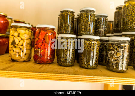 In casa, il peperoncino e sottaceti in vendita presso gli agricoltori di stallo sul ciglio della strada. Peschici e il Parco Nazionale del Gargano. L'Italia. Foto Stock