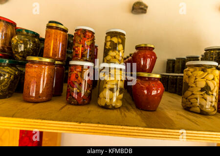 In casa, il peperoncino e sottaceti in vendita presso gli agricoltori di stallo sul ciglio della strada. Peschici e il Parco Nazionale del Gargano. L'Italia. Foto Stock