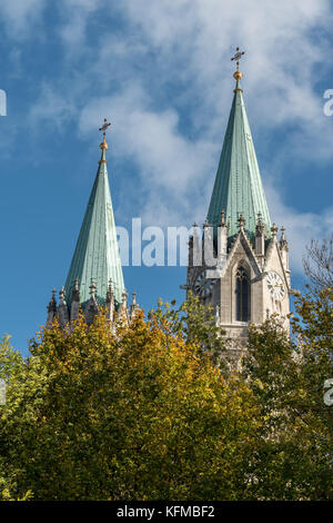 Le torri della chiesa del monastero di Klosterneuburg in autunno il cielo blu e alberi (Austria) Foto Stock