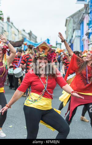 Penryn Kemeneth una due giorni di heritage festival a Penryn Cornwall - Samba dei ballerini di DakaDoum banda Samba dancing attraverso le strade di Penryn. Foto Stock