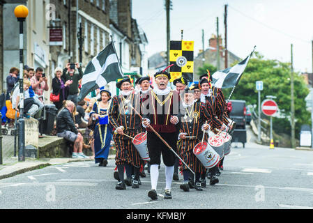 Penryn Kemeneth una due giorni di heritage festival a Penryn Cornwall - Falmouth Marching Band marciando attraverso le strade di Penryn. Foto Stock