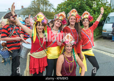 Penryn Kemeneth una due giorni di heritage festival a Penryn Cornwall - Samba ballerini del DakaDoum banda Samba. Foto Stock