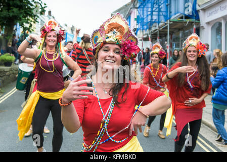 Penryn Kemeneth una due giorni di heritage festival a Penryn Cornwall - Samba dei ballerini di DakaDoum banda Samba dancing attraverso le strade di Penryn. Foto Stock