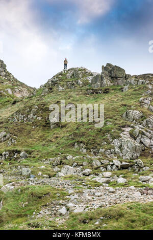Cot Valley Cornwall - un uomo solitario in piedi su un affioramento roccioso che domina la Cot Valley in Cornovaglia. Foto Stock