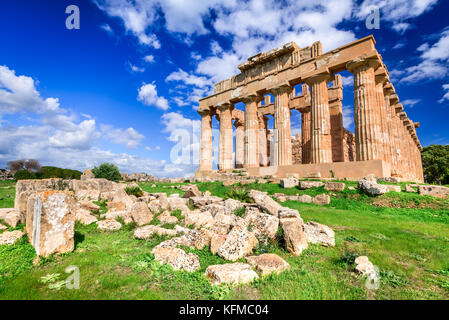 Selinunte era una antica città greca sulla costa sud-occidentale della Sicilia in Italia. Tempio di Hera rovine di stile dorico architettura. Foto Stock