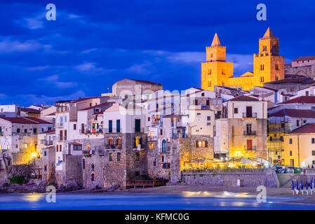 Cefalù, Sicilia. Mar Ligure e la medievale città siciliana Cefalu. Provincia di Palermo, Italia. Foto Stock