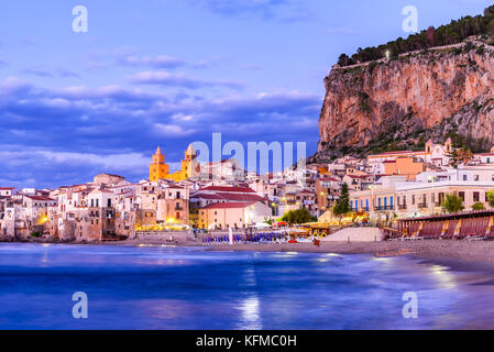 Cefalù, Sicilia. Mar Ligure e la medievale città siciliana Cefalu. Provincia di Palermo, Italia. Foto Stock