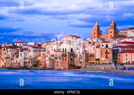 Cefalù, Sicilia. Mar Ligure e la medievale città siciliana Cefalu. Provincia di Palermo, Italia. Foto Stock