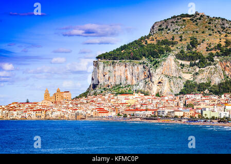 Cefalù, Sicilia. Mar Ligure e la medievale città siciliana. Provincia di Palermo, Italia. Foto Stock