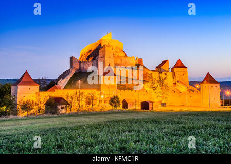 Fortezza Rupea in Transilvania storica regione della Romania, crepuscolo scenario medievale in Europa Orientale. Foto Stock