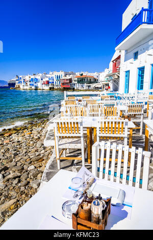 Mykonos - Little Venice waterfront case, considerato uno dei luoghi più romantici sull'isola del Mar Egeo. Foto Stock