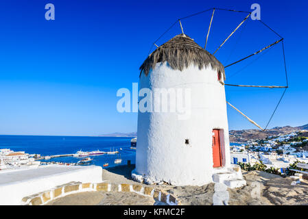 Mykonos, Grecia. Mulini a vento sono funzione iconica dell'isola greca di Mykonos, Isole Cicladi. Foto Stock