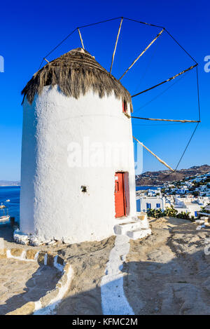Mykonos, Grecia. Mulini a vento sono funzione iconica dell'isola greca di Mykonos, Isole Cicladi. Foto Stock