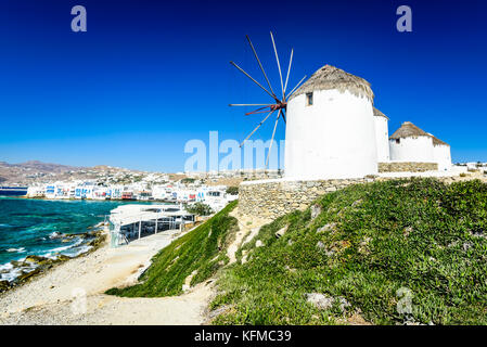 Mykonos, Grecia. Mulini a vento e Little Venice waterfront case, considerato uno dei luoghi più romantici sulle isole Cicladi. Foto Stock