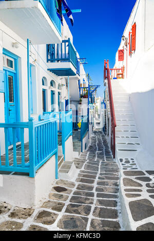 Mykonos, Grecia. Dipinto di bianco vicolo tratteggiata nella città vecchia, Cicladi isole greche. Foto Stock