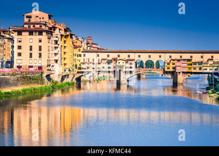Firenze, Toscana - Ponte Vecchio, il ponte medievale sunlighted oltre il Fiume Arno, Italia. Foto Stock
